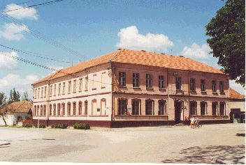 Bývalá CHLAPČENSKÁ ŠKOLA, neskôr škola s vyučovacím jazykom maďarským - fotografia z r. 2001